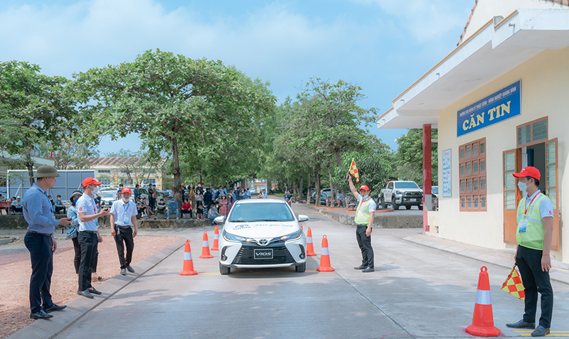 ...và kỹ năng điều khiển xe trong hình tổng hợp được dựng sẵn.