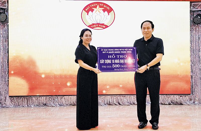 Đồng chí Phó Chủ tịch kiêm Tổng Thư ký Ủy ban Trung ương MTTQVN Lê Tiến Châu trao hỗ trợ xây dựng nhà “Đại đoàn kết” cho đồng bào nghèo tỉnh Quảng Bình.