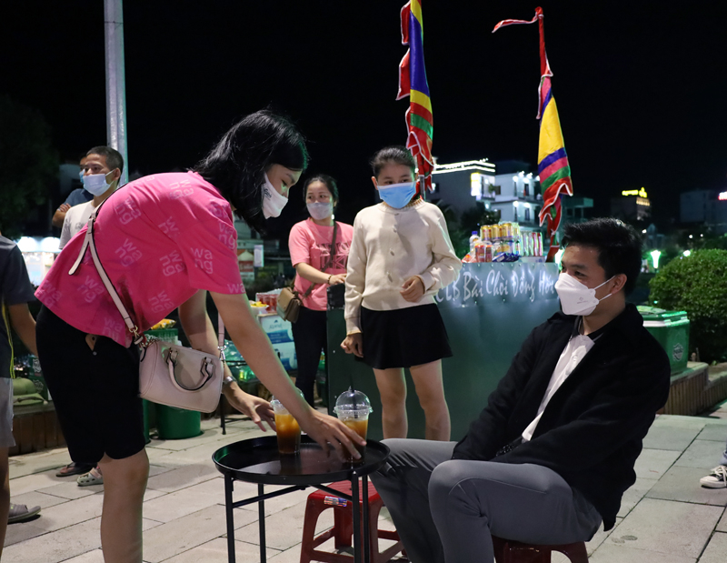 Du khách trải nghiệm ẩm thực đường phố tại Phố đi bộ TP. Đồng Hới.