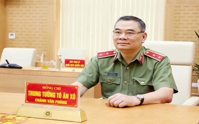   Trung tướng Tô Ân Xô đưa ra nhiều khuyến cáo để người dân phòng tránh loại tội phạm lừa đảo chiểm đoạt tài sản.