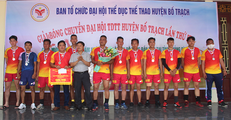  Ban tổ chức trao huy chương bạc cho đội thị trấn nông trường Việt Trung.
