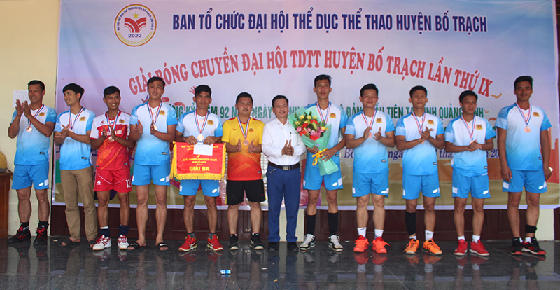 Ban tổ chức trao huy chương đồng cho đội Công an huyện Bố Trạch.