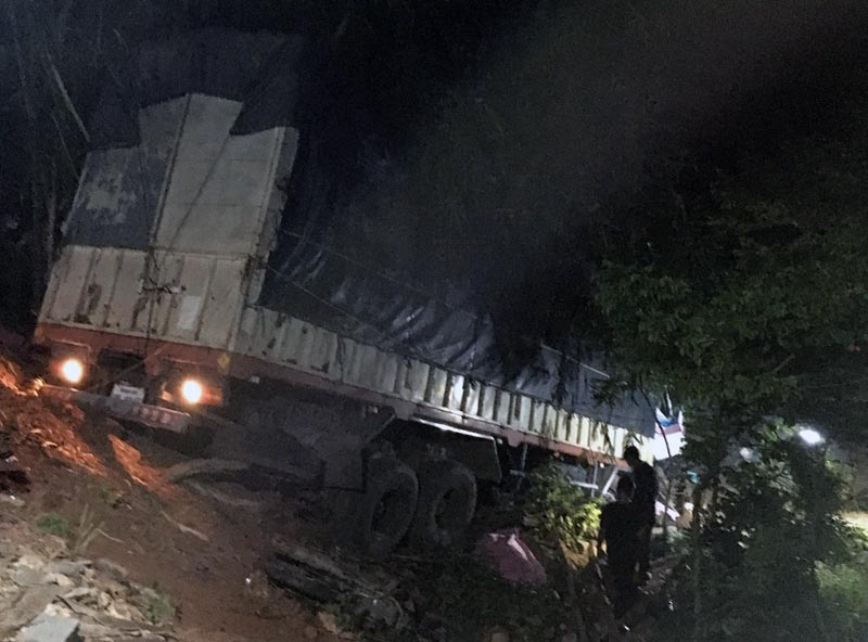 Chiếc xe ô tô gây nên vụ tai nạn đặc biệt nghiêm trọng tại xã dân Hóa, huyện minh Hóa.