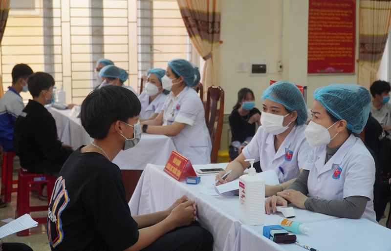 Để bảo đảm an toàn nhất cho trẻ khi tham gia tiêm vắc xin phòng Covid-19, cán bộ y tế đặc biệt chú trọng công tác khám sàng lọc trước tiêm.