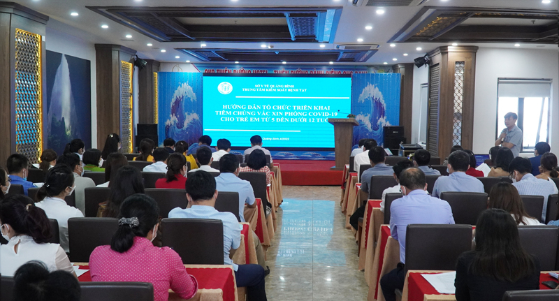 CDC Quảng Bình tổ chức tập huấn tiêm chủng trẻ em từ 5 đến dưới 12 tuổi cho đội ngũ cán bộ y tế các bệnh viện và Trung tâm y tế các huyện, thị xã, thành phố để sẵn sàng triển khai chiến dịch tiêm vắc xin phòng Covid-19 cho trẻ em.