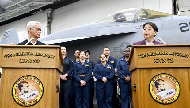 Ngoại trưởng Nhật Bản Yoshimasa Hayashi và Đại sứ Mỹ tại Nhật Bản Rahm Emanuel.(Nguồn: Kyodo)