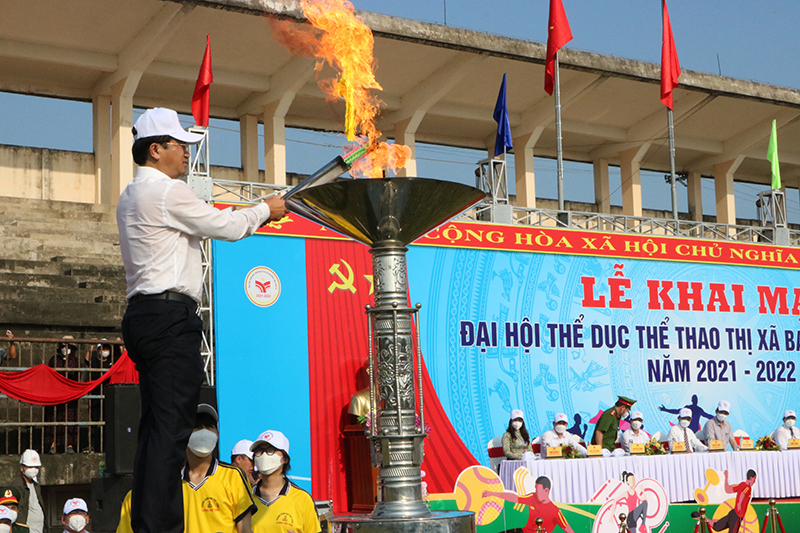 Bí thư Thị ủy Ba Đồn Trương An Ninh thắp đuốc truyền thống khai mác Đại hội TDTD TX. Ba Đồn lần thứ IX