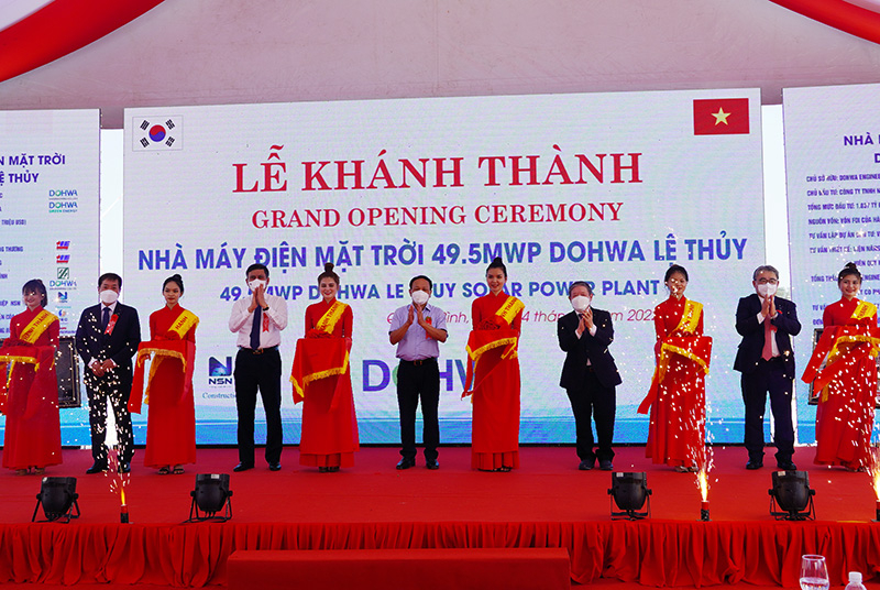 Các đại biểu cắt băng khánh thành Nhà máy điện mặt trời Dowha Lệ Thủy.