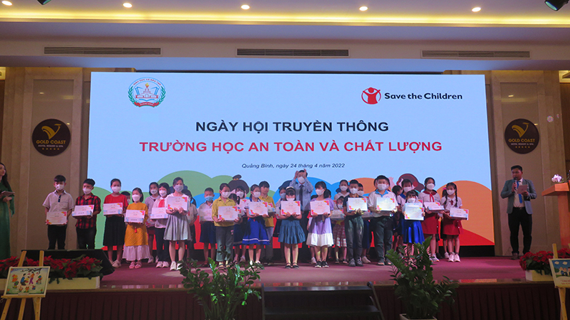 Ban tổ chức trao nhiều giải thưởng cho HS có tác phẩm truyền thông ấn tượng
