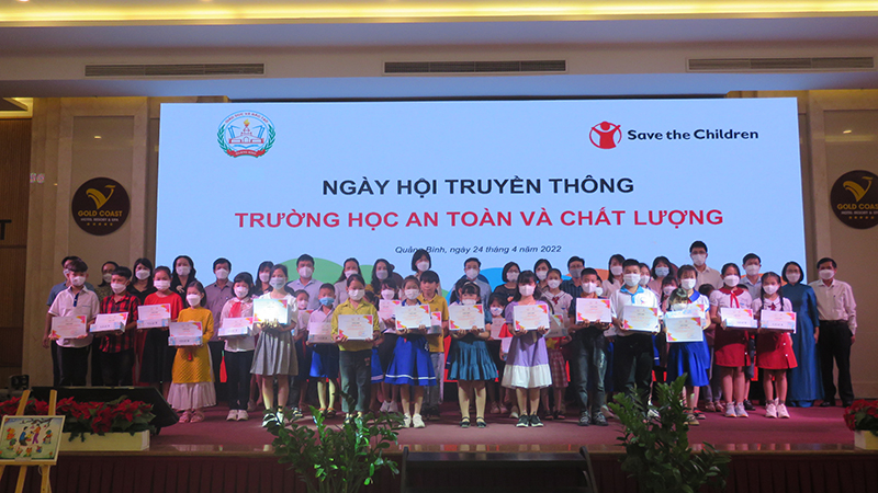 Ban tổ chức, các thầy cô giáo chụp ảnh lưu niệm với HS