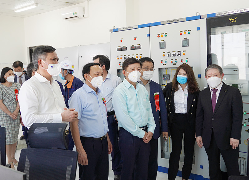 Các đồng chí lãnh đạo tỉnh tham quan trung tâm điều hành Nhà máy điện mặt trời Dowha Lệ Thủy.