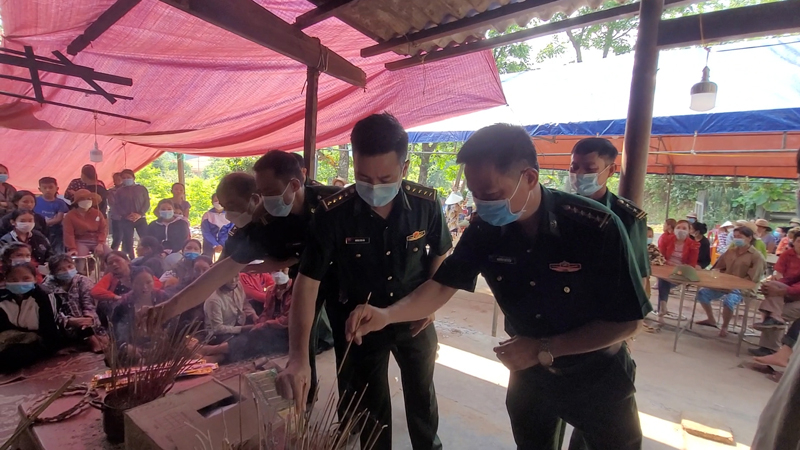 Cán bộ, chiến sỹ Đồn Biên phòng CKQT Cha Lo thăm hỏi, động viên gia đình bị nạn ở xã Dân Hóa (Minh Hóa).
