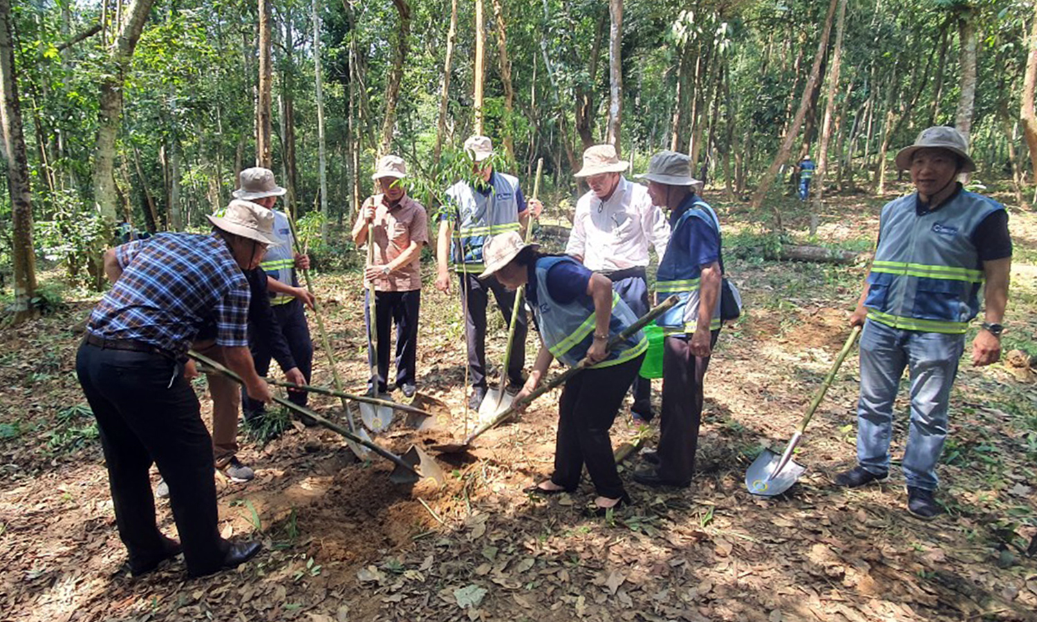 Đại biểu trồng cây tại chương trình