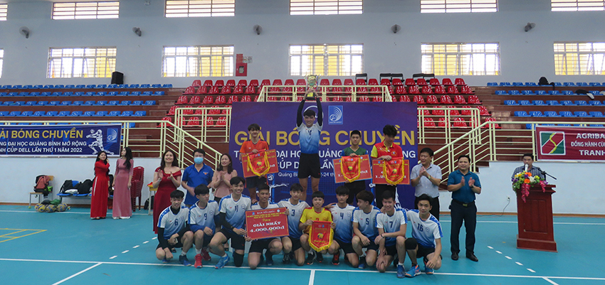 Ban tổ chức trao giải thưởng nội dung bóng chuyền nữ cho các đội có thành tích thi đấu tốt