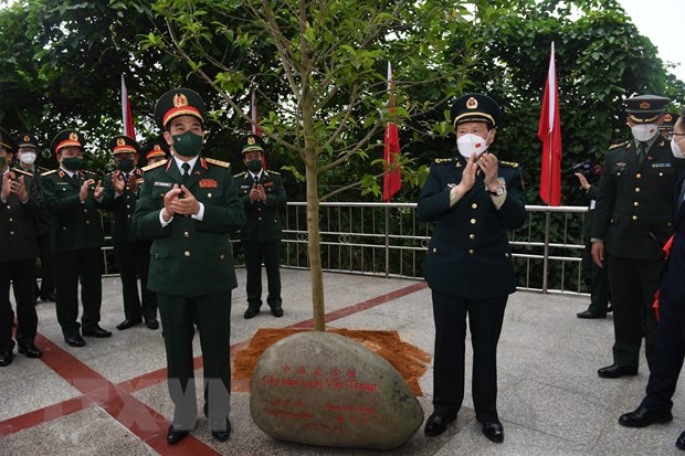 Bộ trưởng Quốc phòng Phan Văn Giang và Bộ trưởng Quốc phòng Trung Quốc Ngụy Phượng Hòa trồng cây hữu nghị tại Cửa khẩu quốc tế Thủy Khẩu. (Ảnh: TTXVN phát)