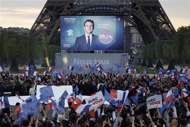 Người ủng hộ mừng ông Emmanuel Macron giành chiến thắng trong cuộc bầu cử Tổng thống Pháp vòng hai, tại Paris, ngày 24/4/2022. (Ảnh: AFP/TTXVN)