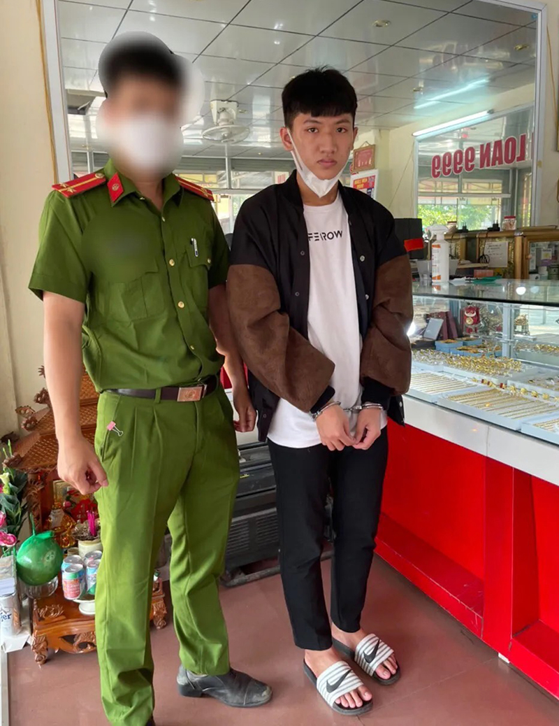 Đối tượng Lê Nguyễn Thanh Quang (bên phải).