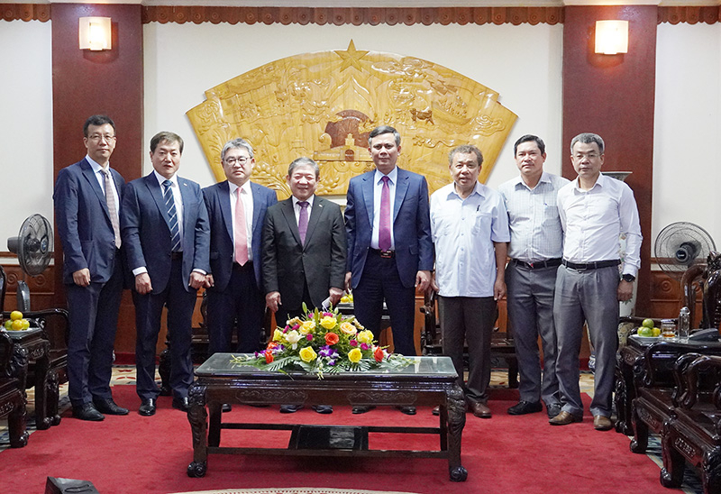 Đồng chí Chủ tịch UBND tỉnh Trần Thắng chụp ảnh lưu niệm với đoàn công tác của Tập đoàn Dohwa Engineering - Hàn Quốc.