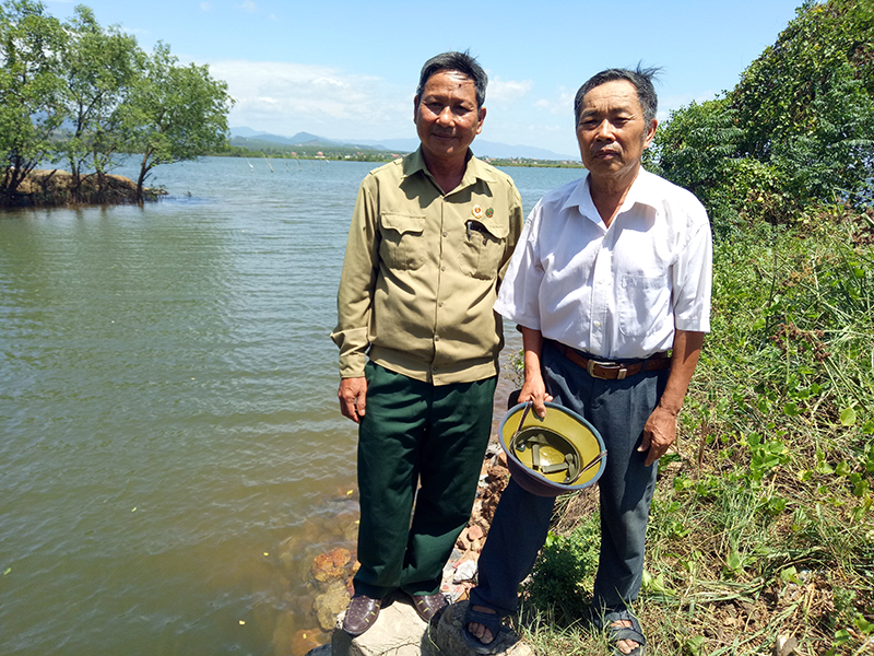Ông Nguyễn Lưu (bên phải), chiến sĩ dân quân trực chiến thôn Trúc Ly những năm chiến tranh ác liệt cùng ông Đặng Quốc Trị, Chủ tịch Hội Cựu TNXP huyện Quảng Ninh tại vị trí bến phà 2 Trúc Ly năm xưa.