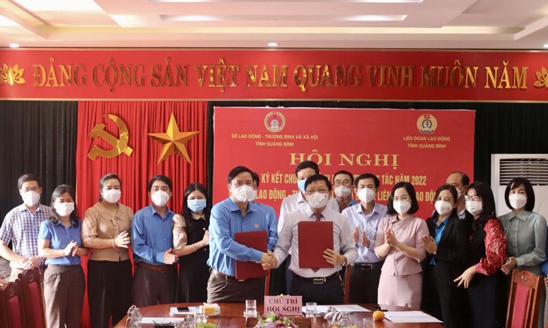 Lãnh đạo LĐLĐ tỉnh và Sở LĐ-TB-XH ký kết nội dung chương trình phối hợp năm 2022.