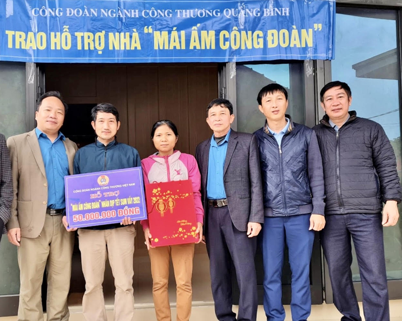 CĐ Ngành Công thương trao hỗ trợ nhà “Mái ấm CĐ” cho ĐV có hoàn cảnh khó khăn về nhà ở.
