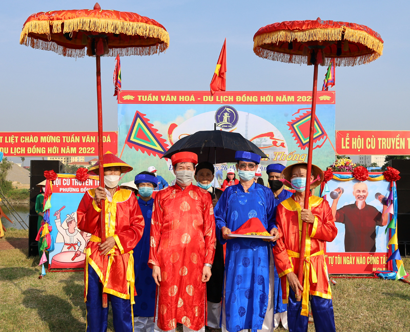 Quả cù (cầu) được các cụ cao niên rước từ miếu Thành hoàng đến nơi tổ chức hội cù.