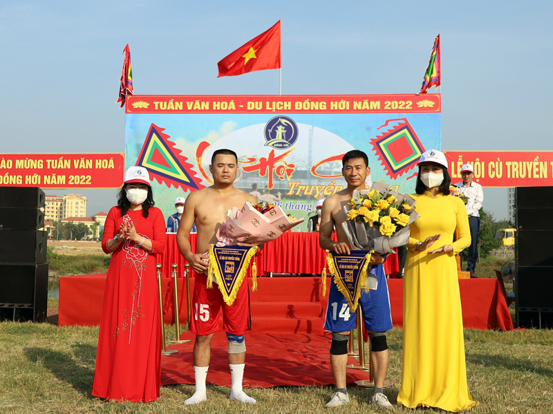 Ban Tổ chức trao hoa và cờ lưu niệm cho hai đội Đông, Tây tham gia thi đấu.