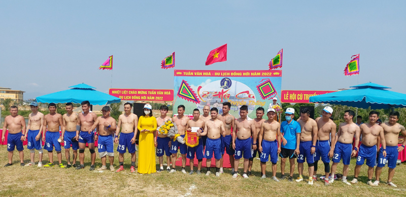 Ban Tổ chức trao thưởng cho đội Tây.