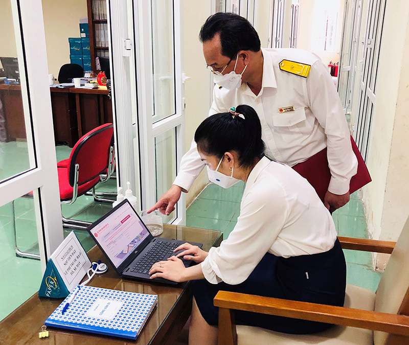 Cán bộ Chi cục Thuế khu vực Quảng Trạch-Ba Đồn hướng dẫn người nộp thuế lập HĐĐT.