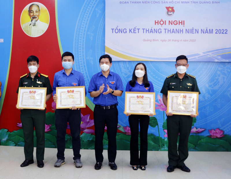  Lãnh đạo Tỉnh Đoàn tặng bằng khen cho các tập thể.
