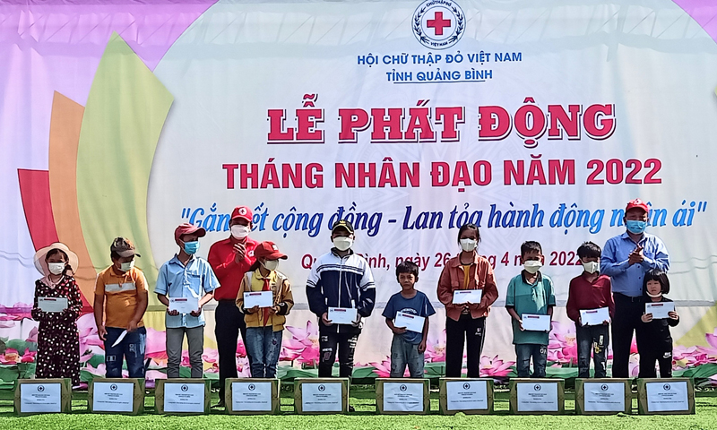 Đồng chí Trần Hải Châu, Phó Bí thư Thường trực Tỉnh ủy, Chủ tịch HĐND tỉnh trao quà cho các em nghèo và khuyết tật xã Quảng Hợp, huyện Quảng Trạch