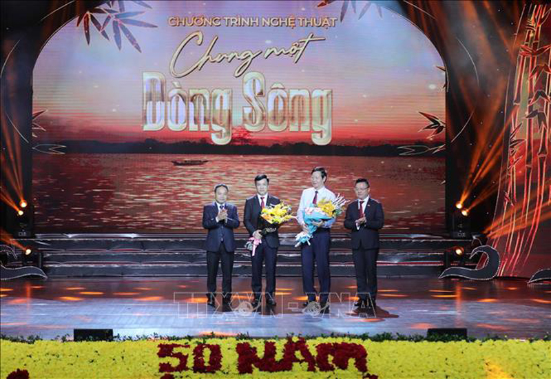 Tổng Biên tập Báo Nhân Dân Lê Quốc Minh và Phó Tổng Biên tập Đinh Như Hoan tặng hoa cho đại diện các nhà tài trợ chương trình. Ảnh: Thanh Tùng/TTXVN