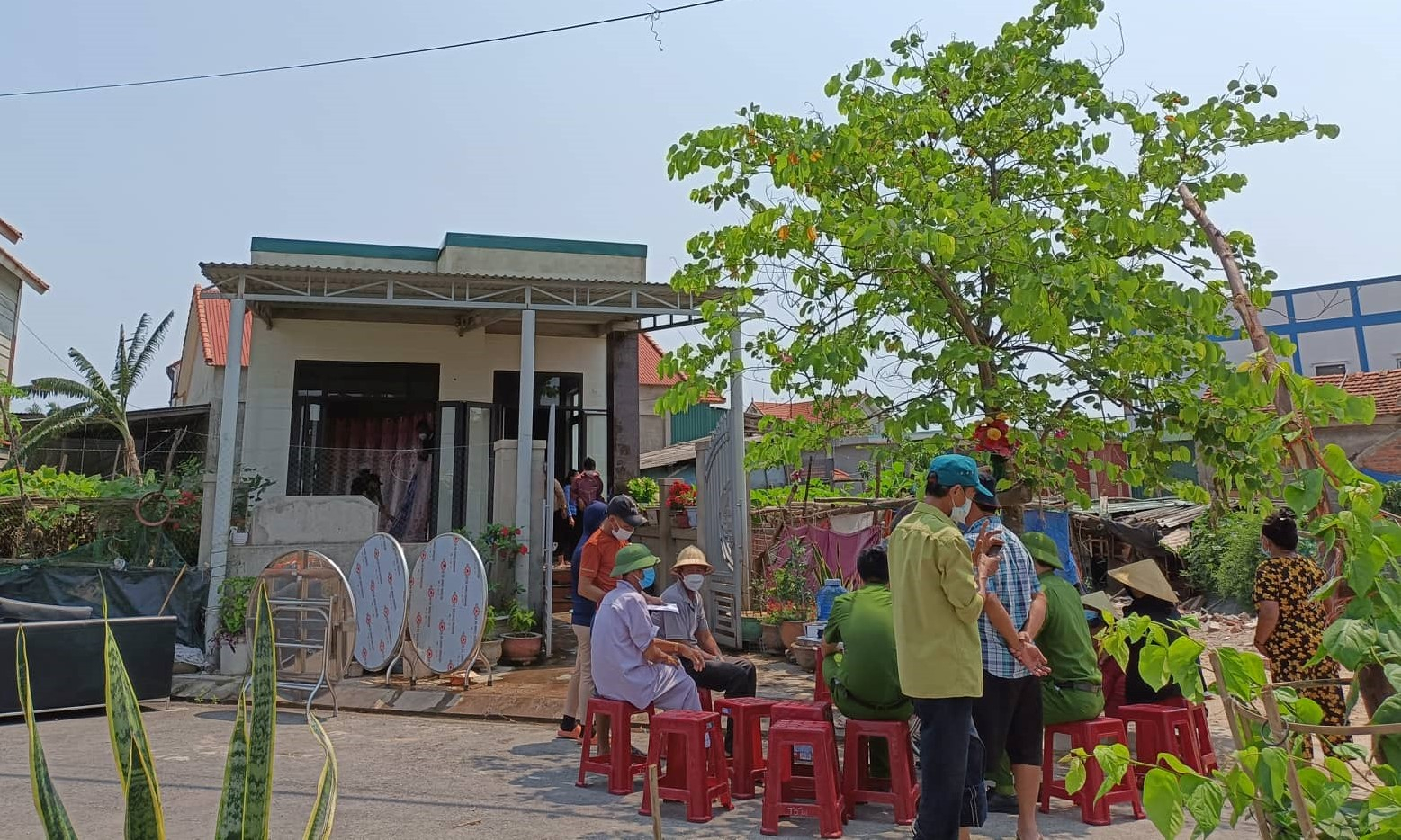 Chính quyền địa phương, người dân đến chia buồn cùng gia đình bà Lương.