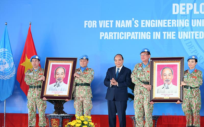 Chủ tịch nước Nguyễn Xuân Phúc tặng quà cho cán bộ, chiến sĩ trước khi lên đường nhận nhiệm vụ.
