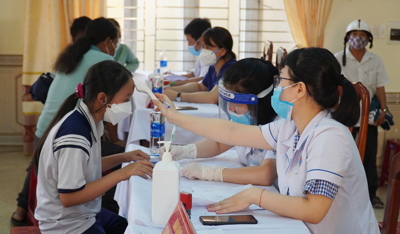 Các em học sinh được cán bộ y tế khám sàng lọc rất kỹ trước khi tiêm.