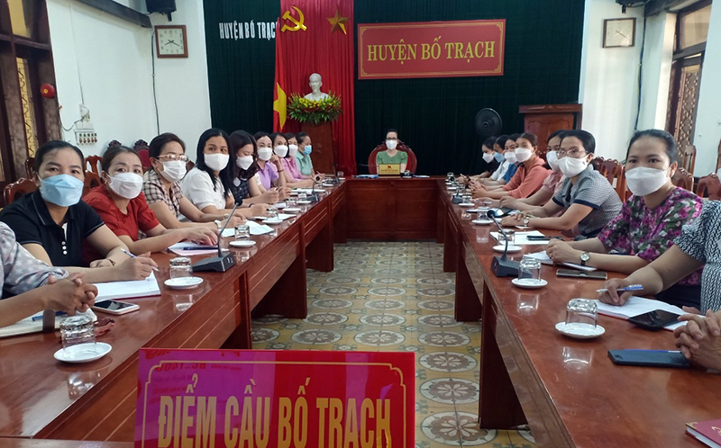 Các đại biểu tham dự hội nghị trực tuyến nhắn tin ủng hộ chương trình “Đồng hành cùng phụ nữ biên cương”