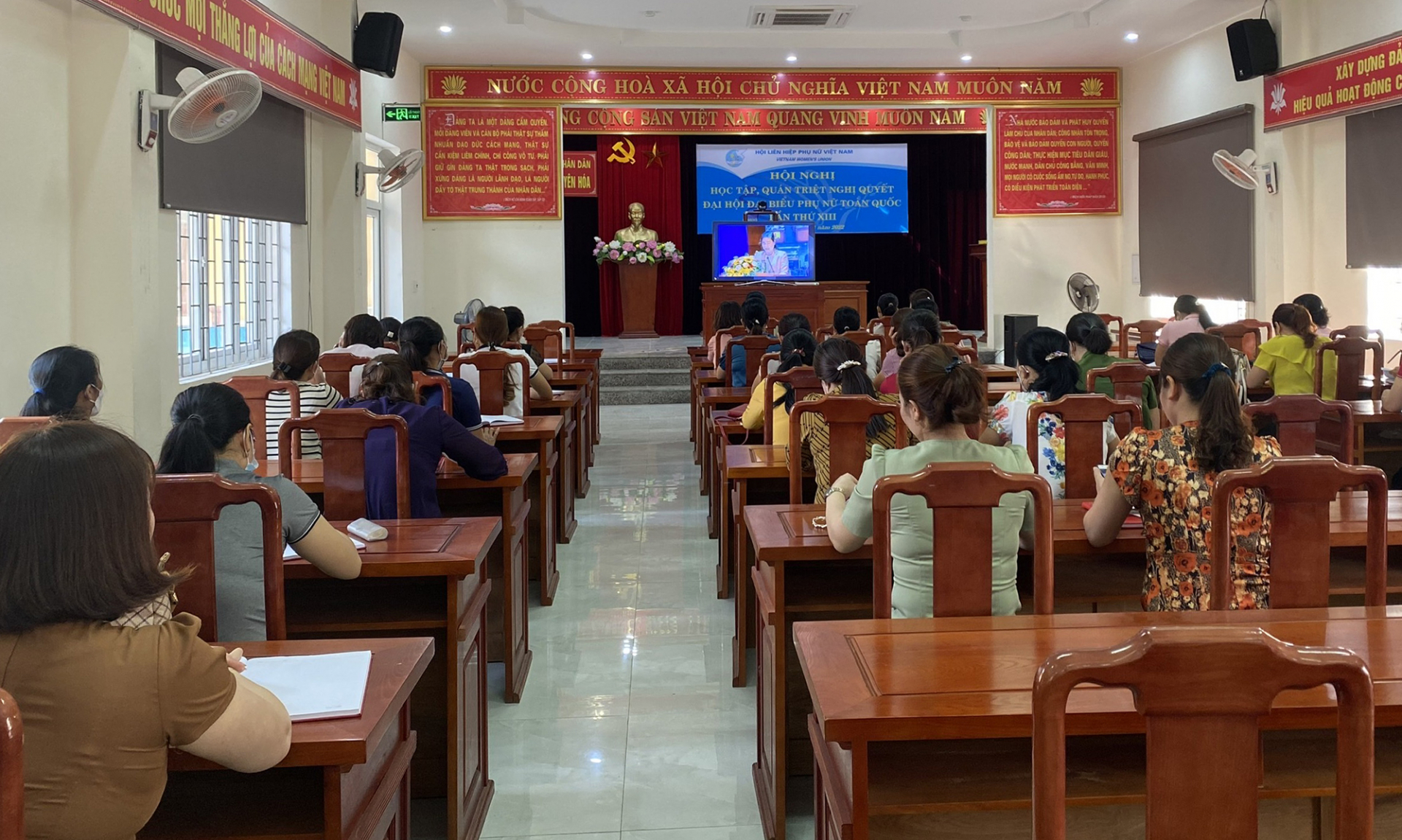 Các đại biểu tham dự hội nghị trực tuyến nhắn tin ủng hộ chương trình “Đồng hành cùng phụ nữ biên cương”