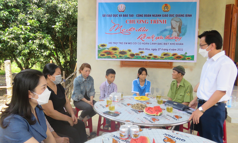 Đại diện Công đoàn ngành Giáo dục thăm hỏi, động viên tinh thần gia đình chị Đinh Thị Hạnh.