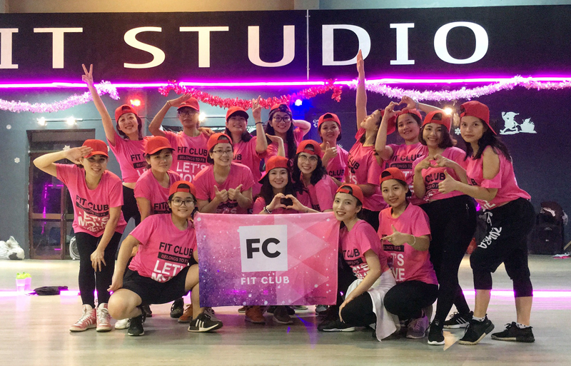 Các thành viên câu lạc bộ zumba tập luyện. 