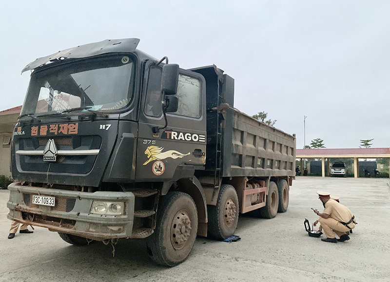 Lực lượng CSGT Công an TP Đồng Hới xử lý xe chở hàng quá tải trọng.