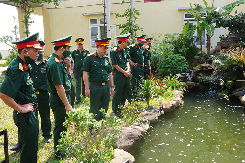 Chỉ huy các cơ quan, đơn vị tham qua doanh trại Ban CHQS huyện Bố Trạch