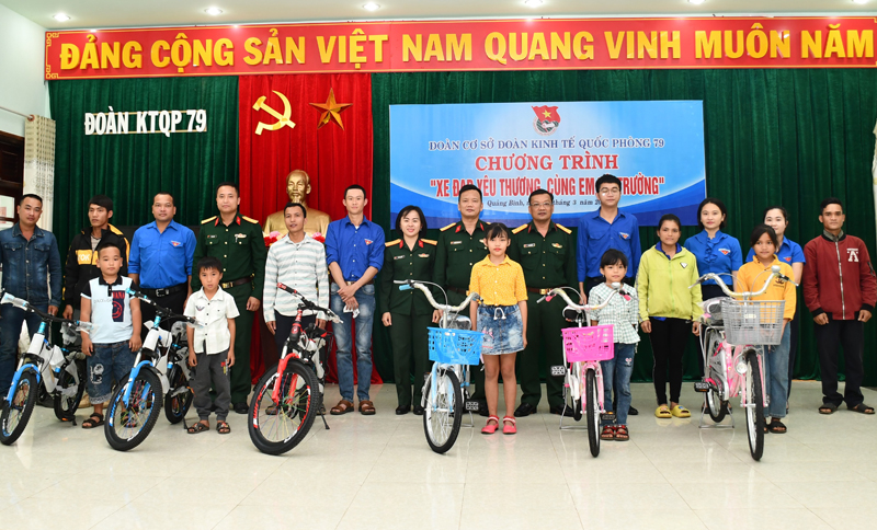 Đoàn Kinh tế-Quốc phòng 79 trao tặng xe đạp cho các em học sinh tiểu học và THCS là con của công nhân lao động người đồng bào dân tộc thiểu số trong đơn vị.
