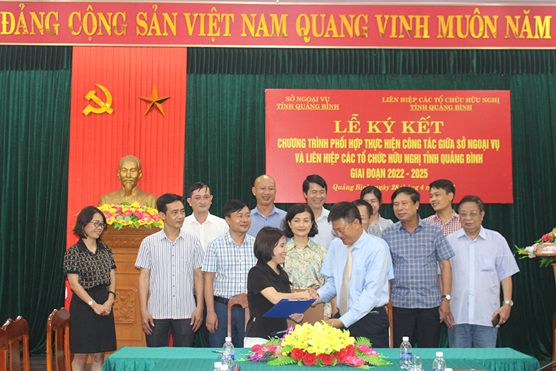 2. Đại diện lãnh đạo Sở Ngoại vụ và Liên hiệp các tổ chức hữu nghị tỉnh Quảng Bình ký kết chương trình phối hợp thực hiện công tác đối ngoại nhân dân, giai đoạn 2022-2025.