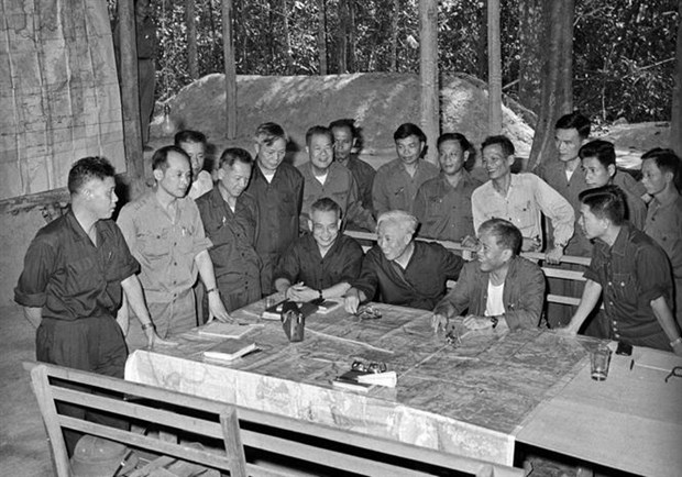 Cuối tháng 3/1975, đồng chí Lê Đức Thọ từ miền Bắc vào miền Nam cùng các đồng chí Phạm Hùng, Đại tướng Văn Tiến Dũng thay mặt Bộ Chính trị, trực tiếp chỉ đạo chiến dịch giải phóng Sài Gòn. (Ảnh: TTXVN)