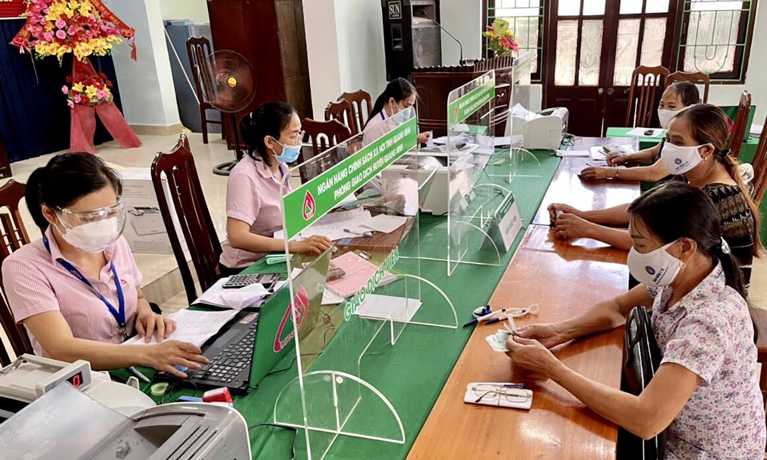 Người dân làm thủ tục nhận vốn vay ưu đãi tại Điểm giao dịch NHCSXH huyện