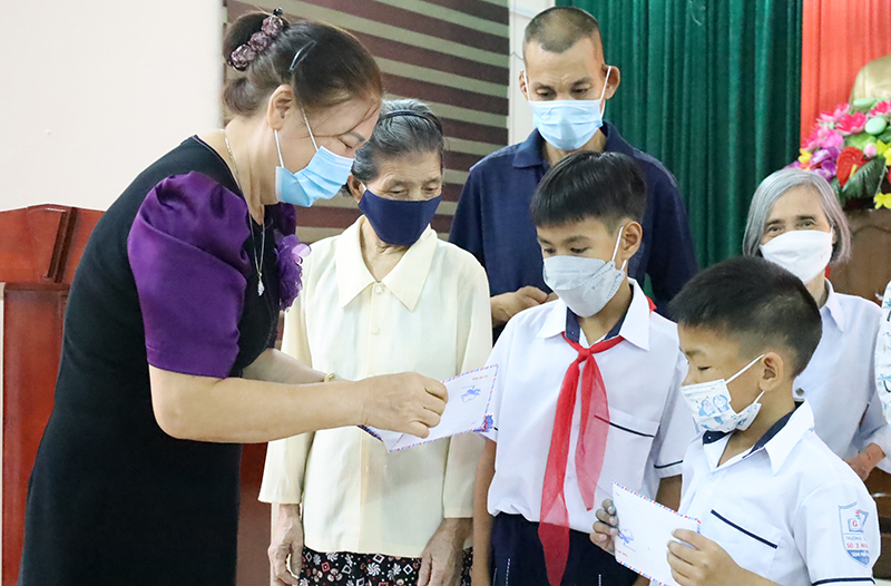 Công ty TNHH SXVLXD 1/5 trao 70 suất quà với tổng trị giá 7 triệu đồng. 
