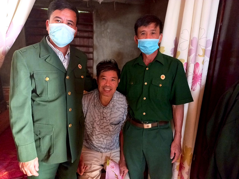 Ông Nguyễn Xuân Tương (ngoài cùng bên trái) gương mẫu, nhiệt tình với công tác hội và quan tâm giúp đỡ hội viên vươn lên trong cuộc sống. 