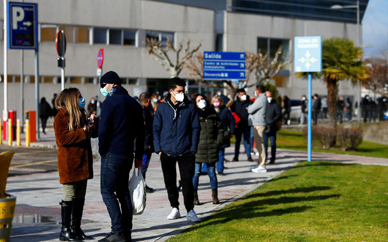  Người dân xếp hàng chờ làm xét nghiệm Covid-19 tại Madrid, Tây Ban Nha, sau kỳ nghỉ Giáng sinh 2021. (Ảnh: Reuters)