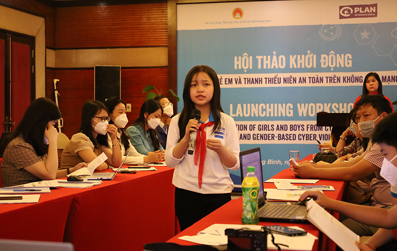 Thành viên Hội đồng Trẻ em tỉnh tham gia tham luận tại hội thảo. 