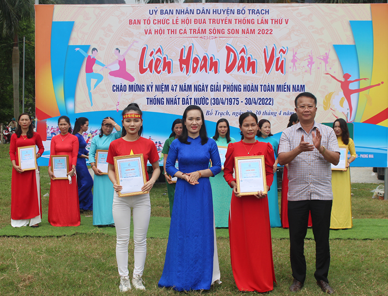  Đại diện lãnh đạo UBND và Hội LHPN huyện Bố Trạch trao thưởng cho các đội đạt giải nhất.